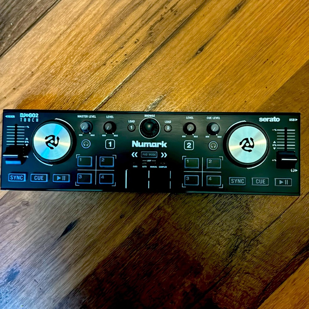NuMark DJ2Go touch